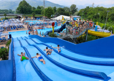 Parco acquatico pinerolo, piscina con scivoli